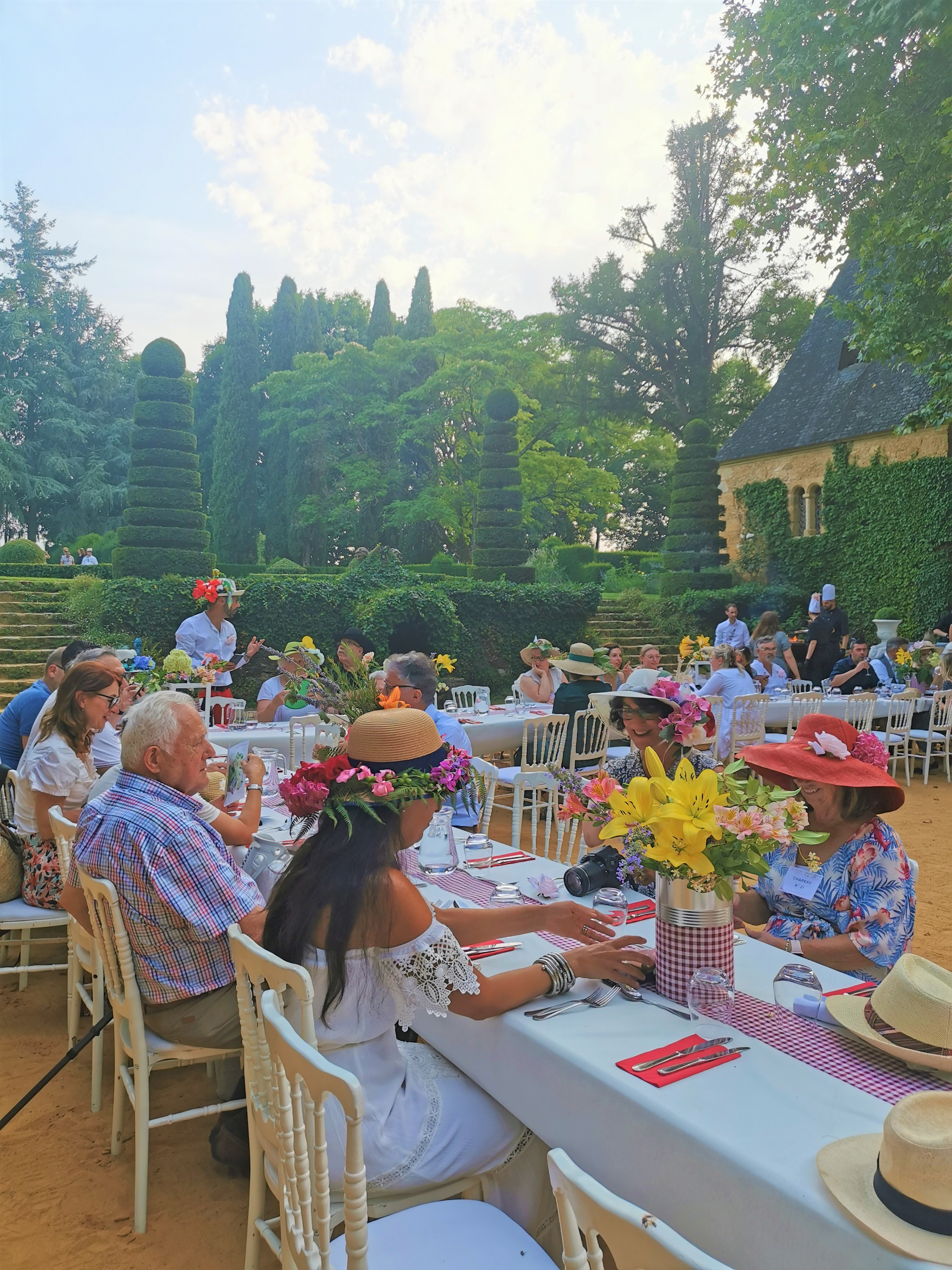 Garden Party dans la cour du Manoir d’Eyrignac